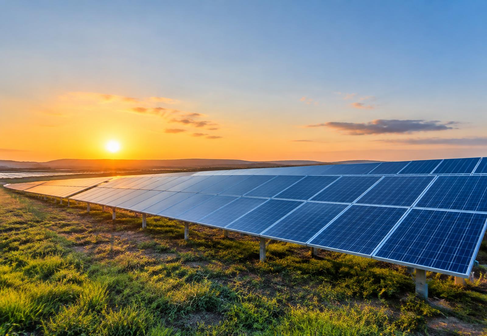 Usina de painéis solares fotovoltaicos ao entardecer